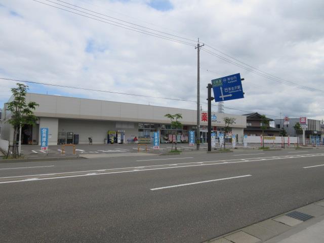 ドラックストア　ウエルシア 金沢三池店（ドラッグストア）まで225m