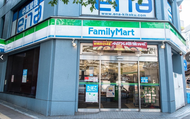 コンビニ　ファミリーマート渋谷桜丘町店（コンビニ）まで136m
