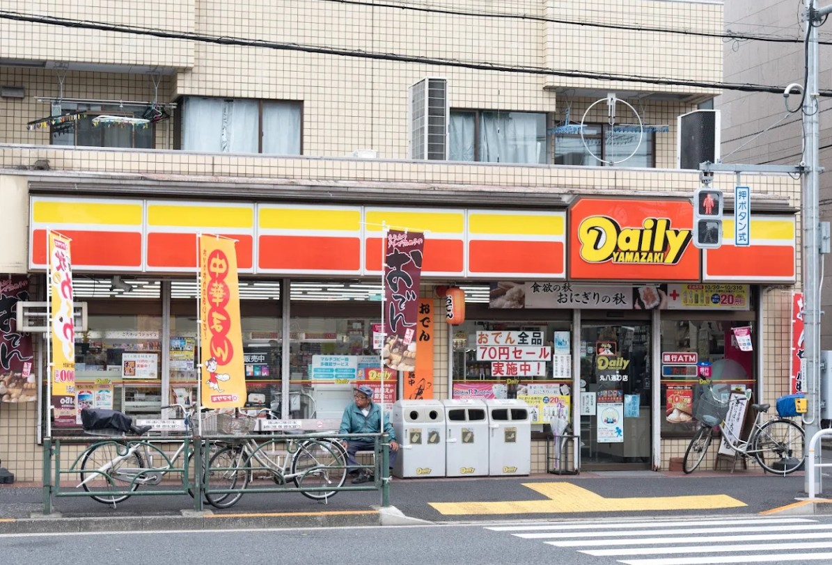 コンビニ　デイリーヤマザキ丸八通り店（コンビニ）まで330m