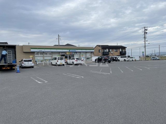 コンビニ　ファミリーマート 一色町前野店（コンビニ）まで687m