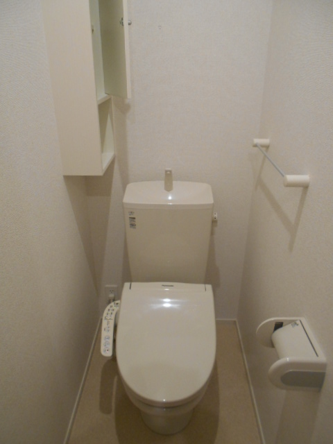 トイレ　温水洗浄便座完備・小物収納棚あり