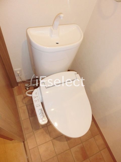 トイレ　ウォシュレット付きのトイレ。