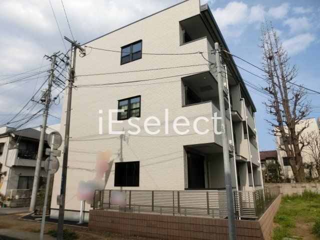 建物外観　エントランスには宅配ＢＯＸ付き。