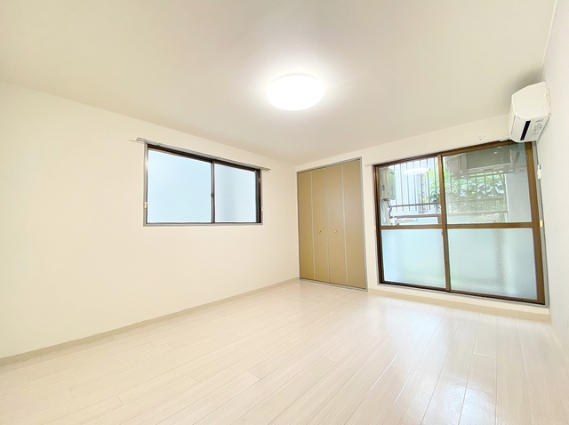 居室・リビング　二面採光の明るい部屋１０帖