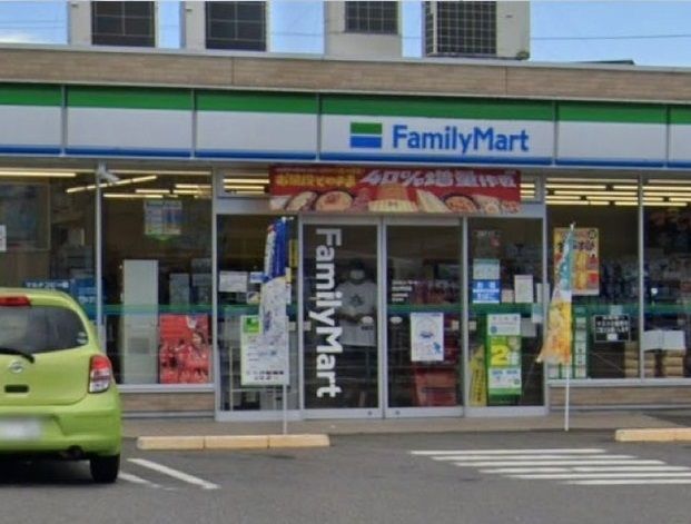 コンビニ　ファミリーマート築地町店（コンビニ）まで400m