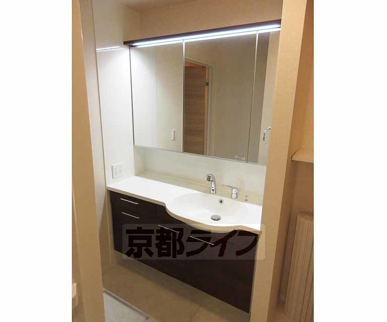 洗面設備　鏡の大きい独立洗面台です