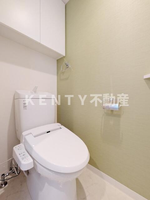 トイレ　落ち着いた色調のトイレです