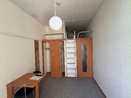 居室・リビング　備品や設備仕様は号室等により異なるため現地をご確認ください。