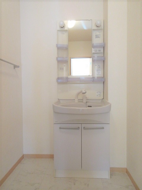 洗面設備　写真は別の部屋のものです。