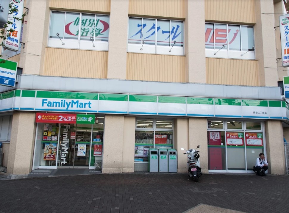 コンビニ　ファミリーマート南台二丁目店（コンビニ）まで222m