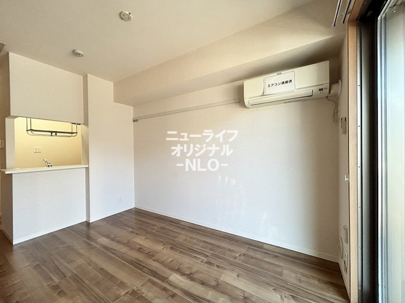 その他部屋・スペース　洋室別アングル　対面式キッチンは配膳も後片付けも楽です☆