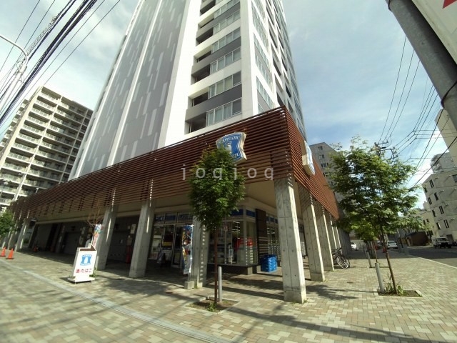 コンビニ　ローソン札幌南3東三丁目店（コンビニ）まで136m