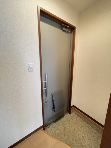 玄関　二重ロックの玄関になっています。