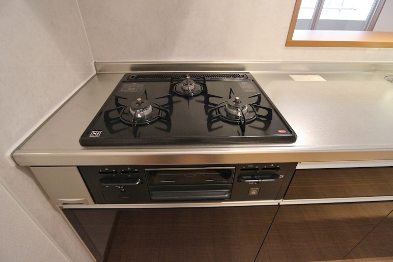 その他設備　キッチン3口コンロ　※別号室参考写真