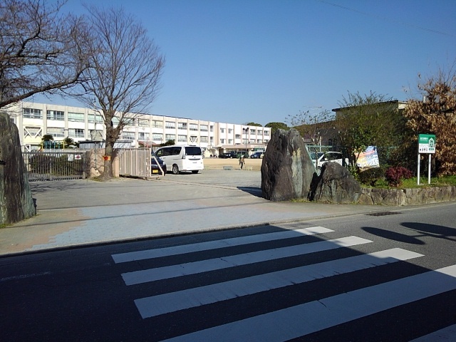 小学校　東国分小学校（小学校）まで900m
