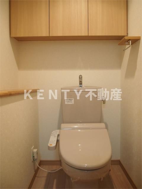 トイレ　落ち着いた色調のトイレです