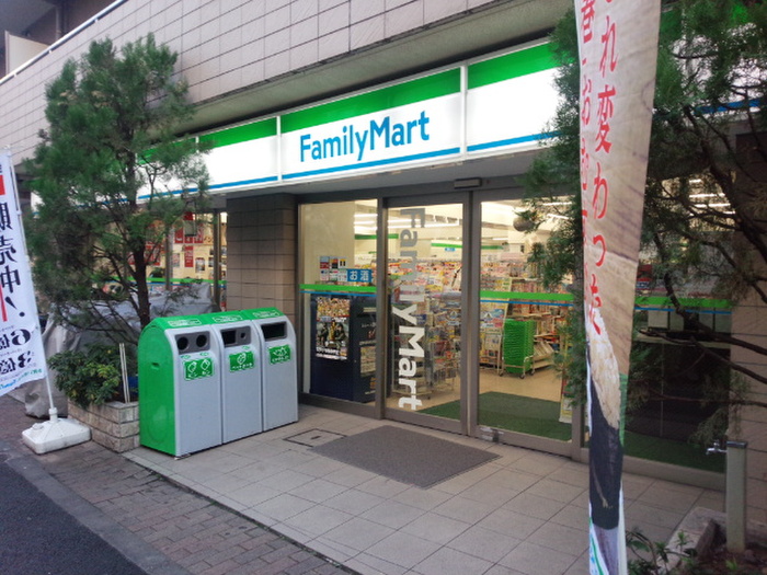 コンビニ　ファミリーマート（コンビニ）まで210m