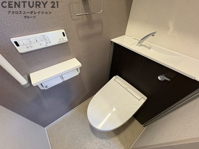 トイレ　温水洗浄便座付きのトイレです♪