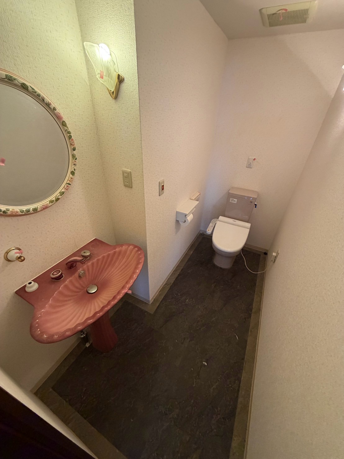 地下鉄御堂筋線 西中島南方駅 徒歩5分 10階建 築36年のトイレ写真