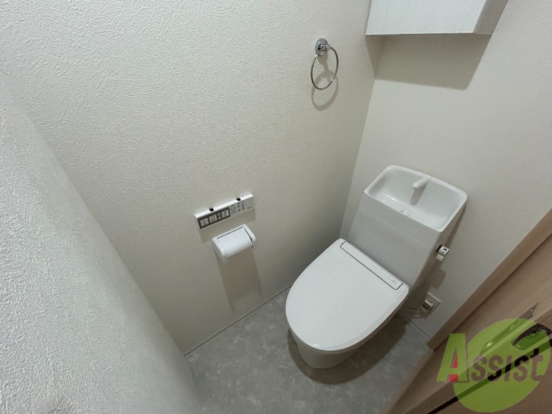 トイレ　トイレはウォシュレット機能付きです。安心して使用できますね。