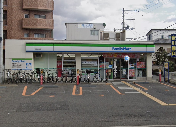 コンビニ　ファミリーマート（コンビニ）まで320m