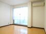 居室・リビング　ゆったりとした広さのあるお部屋です。※カーテンは設備ではござ