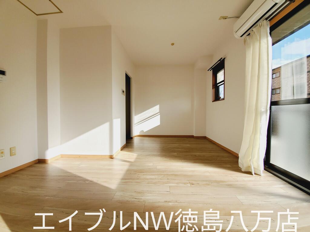 ＪＲ牟岐線 阿波富田駅 徒歩47分 3階建 築24年の居間写真