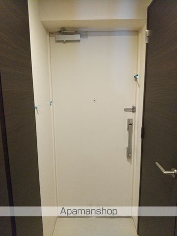 都営大江戸線 西新宿五丁目駅 徒歩9分 5階建 築13年の玄関写真
