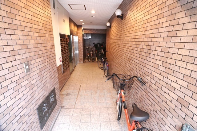 地下鉄御堂筋線 江坂駅 徒歩4分 10階建 築30年の外観写真