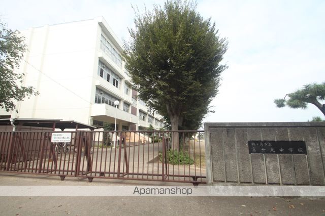 中学校　鶴ケ島市立富士見中学校（中学校）まで296m