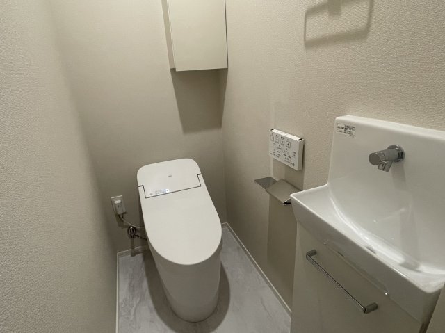 小田急線 千歳船橋駅 徒歩10分 3階建 築1年のトイレ写真
