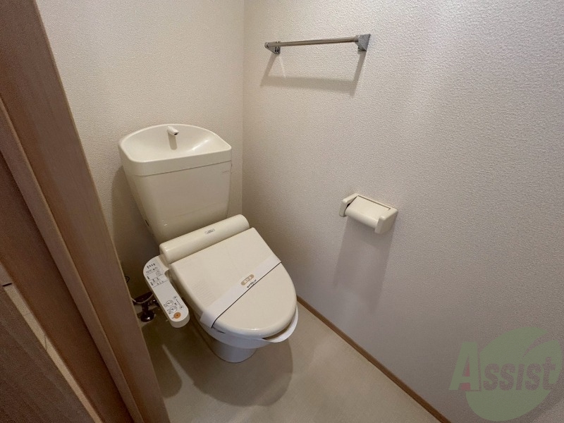 トイレ　トイレは温水洗浄便座です。シンプルな雰囲気になっています。