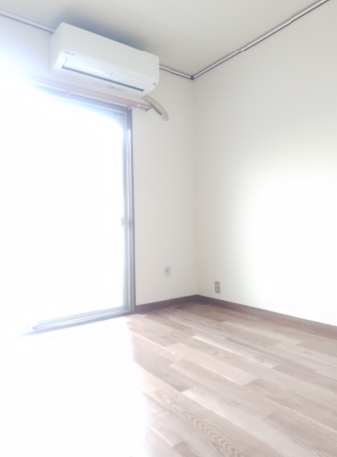 居室・リビング　角部屋・二面採光で明るい室内☆