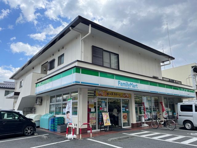 コンビニ　ファミリーマート（コンビニ）まで90m