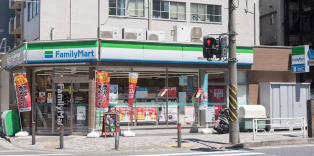 コンビニ　ファミリーマート鶴見区役所通り店（コンビニ）まで350m