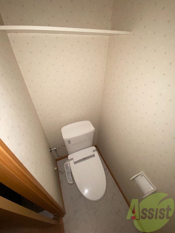 トイレ　トイレは温水洗浄便座付きで上部には収納スペースも！