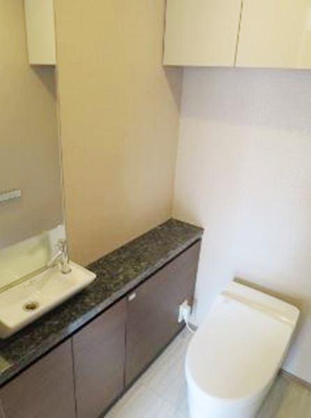 東京メトロ銀座線 外苑前駅 徒歩7分 20階建 築14年のトイレ写真