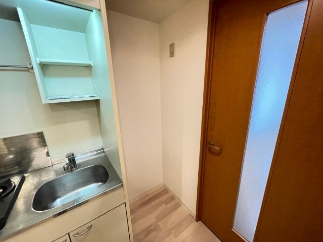その他　キッチン横に冷蔵庫置場