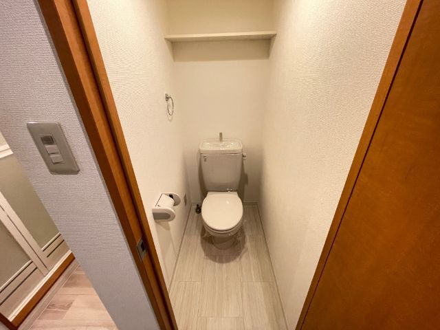 トイレ　上部棚付きです