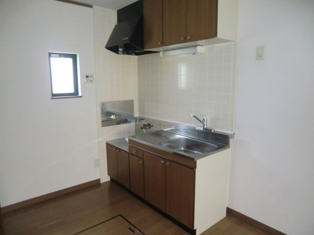 キッチン　小窓付きのキッチンスペース＆床下収納スペースです