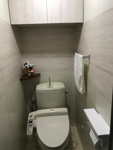 トイレ　収納棚付
