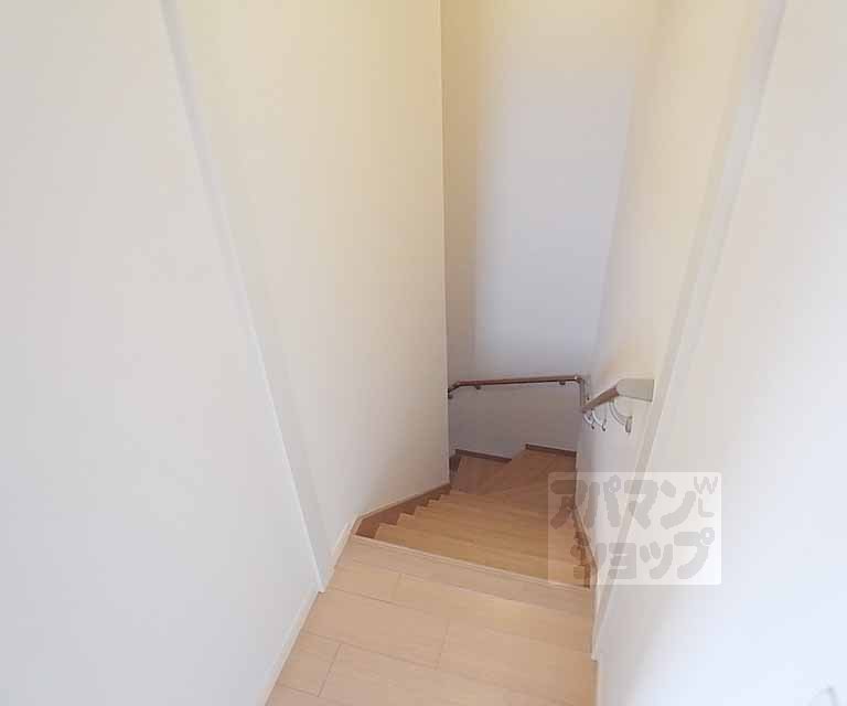 その他部屋・スペース　階段降りて玄関です。