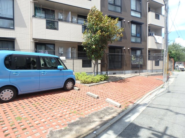 駐車場　駐車場に車を止められます