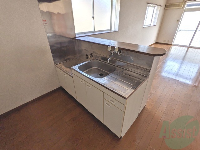 キッチン　調理スペースが確保されていて使いやすそうな印象でした。