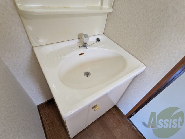 洗面設備　洗面台。朝の身支度はここでばっちり決めましょう。