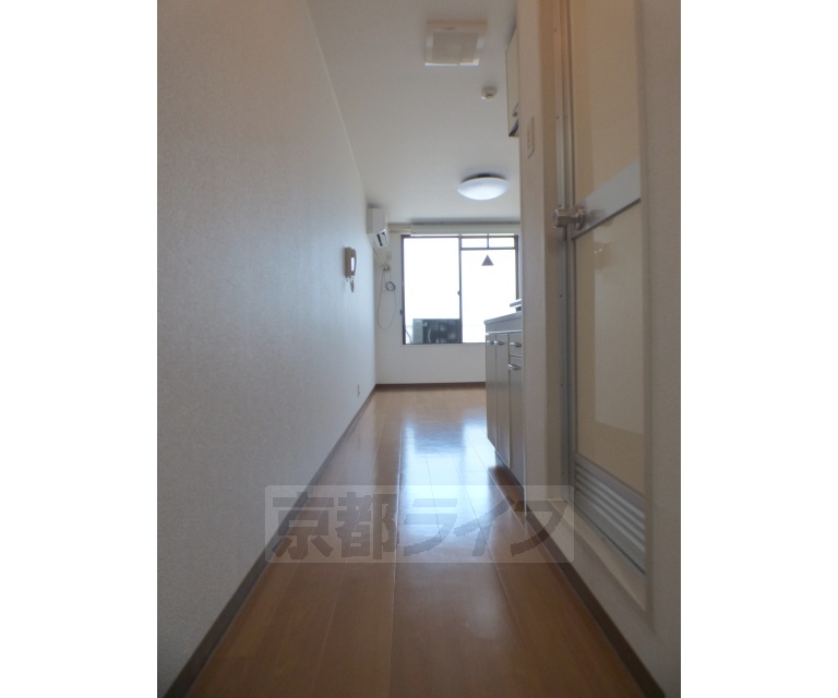 その他部屋・スペース　玄関からみた室内です。