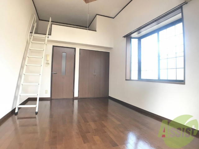 居室・リビング　陽の光が差し込む明るいお部屋は気持がいいですね。