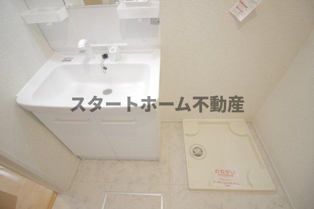 洗面設備　明るい洗面所です