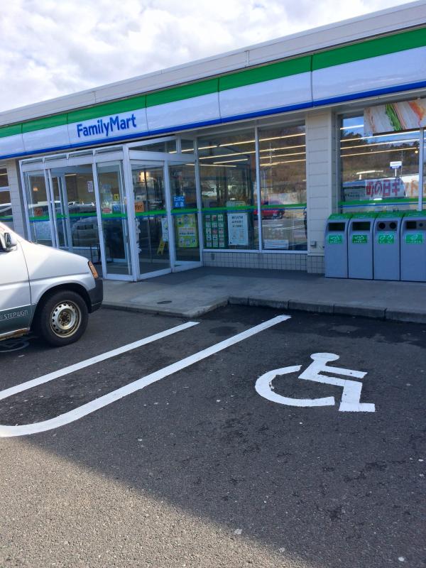 コンビニ　ファミリーマート秋田御所野湯本店（コンビニ）まで593m