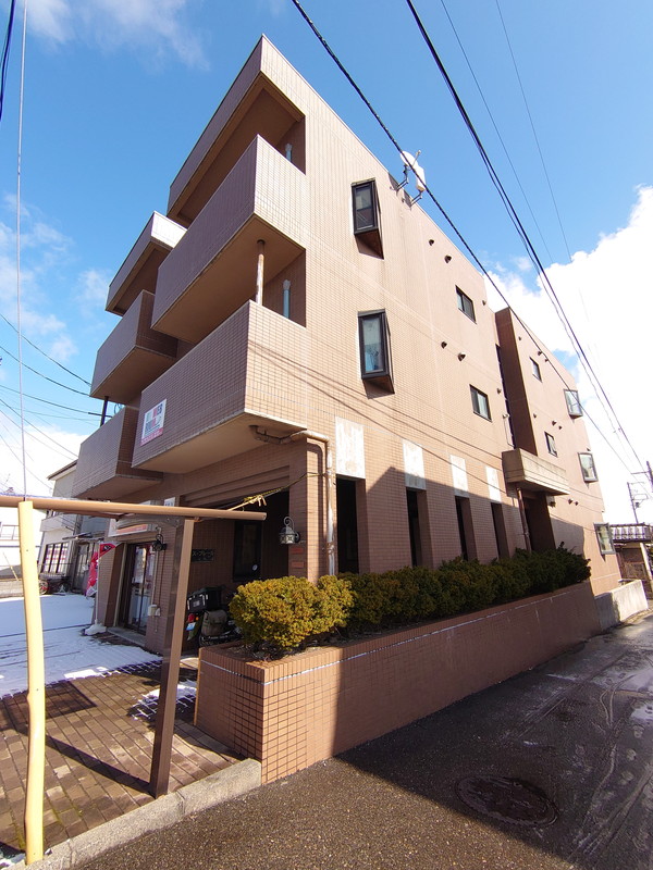 建物外観　ＲＣ造り、オートロックの３階建て